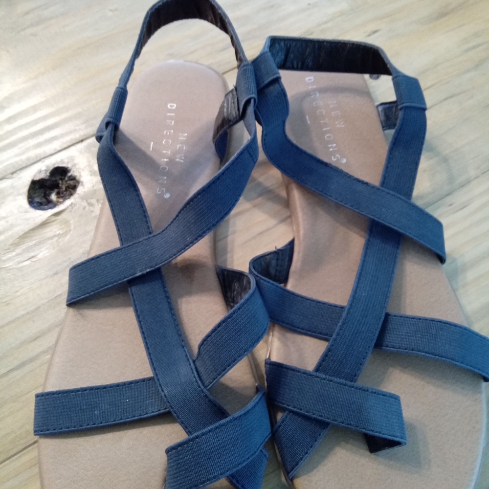 New Directions Women's Blue Strappy Sandals Size 9.5. NWOT Never Worn
